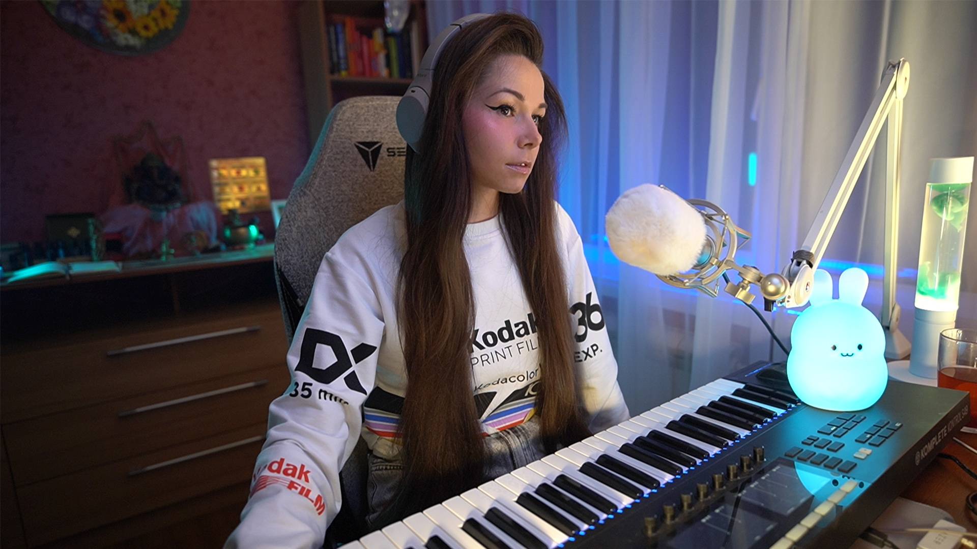 Беседуем и поём под фортепиано | #ламповыйстрим #девушкастримит