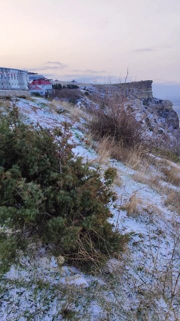 Сегодня 07.02.2025 в Крыму настоящая зима, выпал снег.