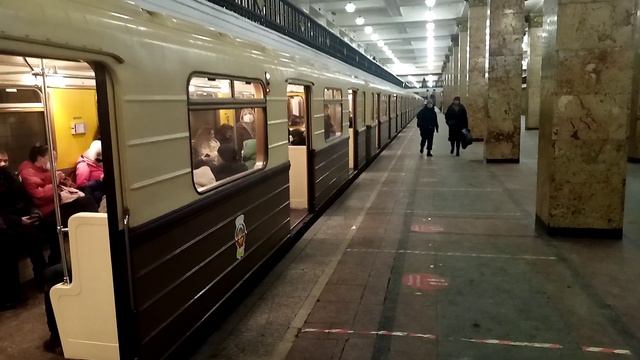 Отправление 81-717/714.5А "Ретро" со станции Комсомольская Сокольнической линии.