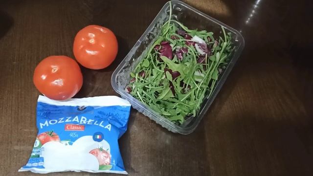 КАПРЕНЕЗЕ - ЗАКУСКА НА СКОРУЮ РУКУ/ ИЗ ПОМИДОР, СЫРА МОЦАРЕЛЛА С ЗЕЛЕНЬЮ И ОЛИВКОВЫМ МАСЛОМ И ФРАНЦУ
