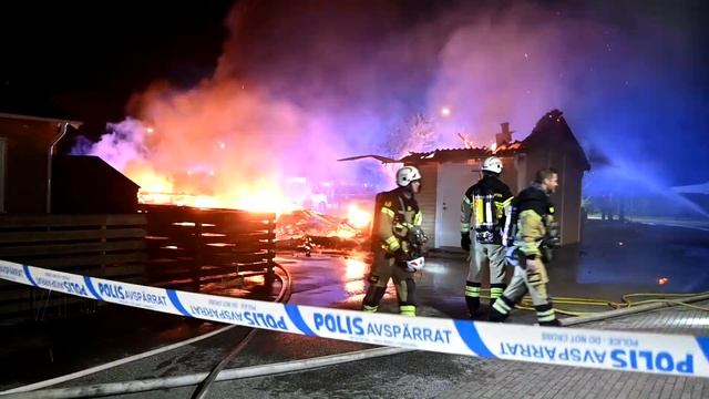 Garagelänga med bilar totalförstörd vid brand i Kävlinge