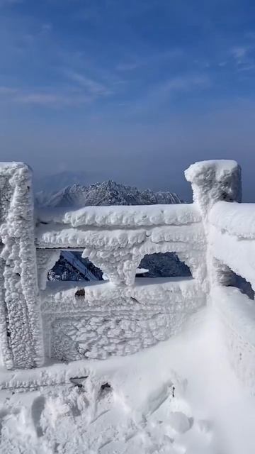 ❄️Заснеженный храм на горной вершине!  Величие природы и потрясающие виды, будто из зимней сказки.