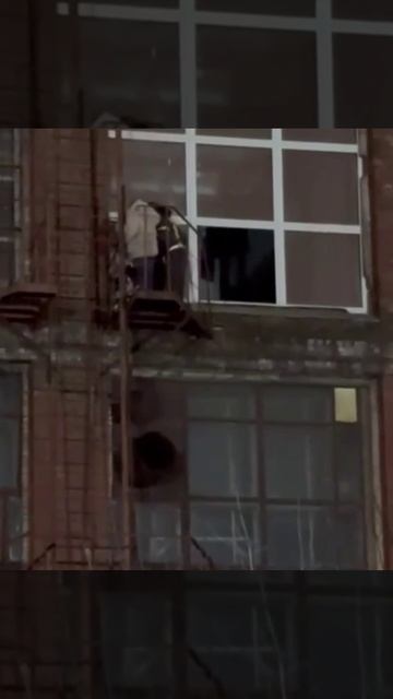 Жуткие кадры с пожара на Электрозаводе: люди пытаются выйти через окна, чтобы спастись от огня