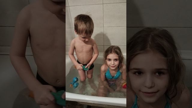 1 сезон. 6 серия. Варя и Лёва продолжают купаться. Спорят и играют губками.