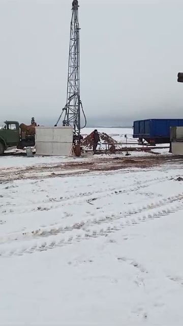 Перед каждой операцией по подъему и перемещению груза стропальщик должен подавать