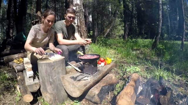 Лесные - увели красавиц в лес показать свои дома. Дом на дереве и каменный дом.