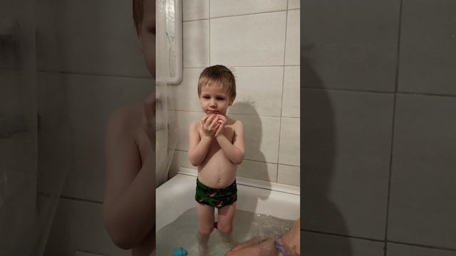 1 сезон. 5 серия. Дети продолжают купаться и играть в ванной.