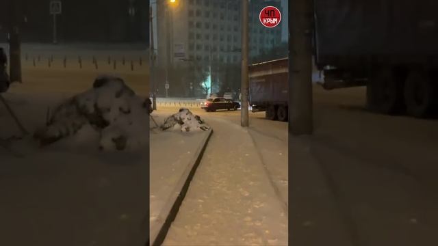 Аномальный снегопад в Крыму привел к заторам на дорогах и мелким авариям. (7.02.25)
