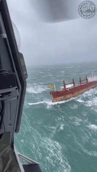 🚁🧑🚒 В бурном океане смелые спасатели рискуют жизнью, чтобы вернуть людей к берегу.