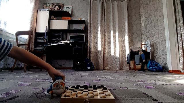 как играть в шашки?