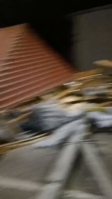 Новороссийске на улице Лавандной сильными порывами ветра сорвало крышу с частного дома.