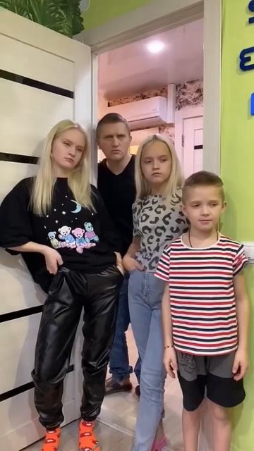 Когда все хотят ласки🤣