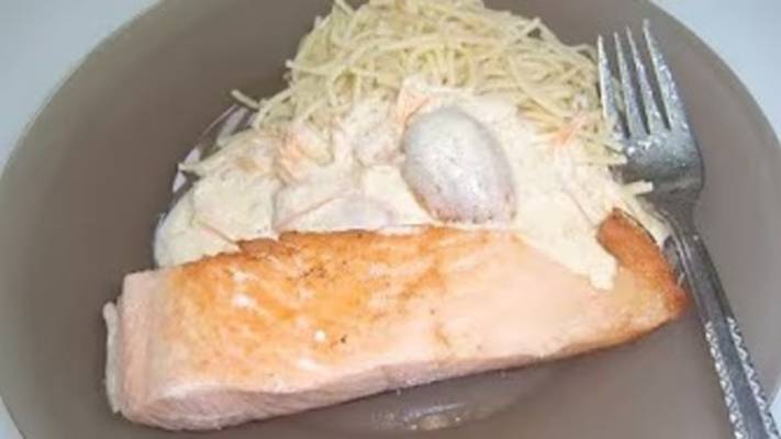Вермишель с сырным соусом и рыбой. Маринкины творинки. Всем МИРА и Добра!