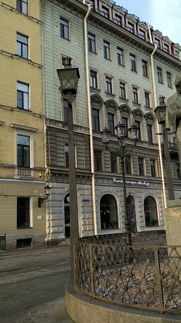 Смотрящий на Малой Конющеной Н.В.Гоголь.Санкт Петербург.