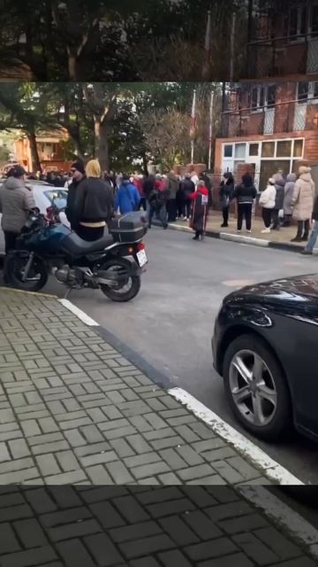 Работу нескольких платных парковок в Сочи приостановили после возмущения местных жителей.