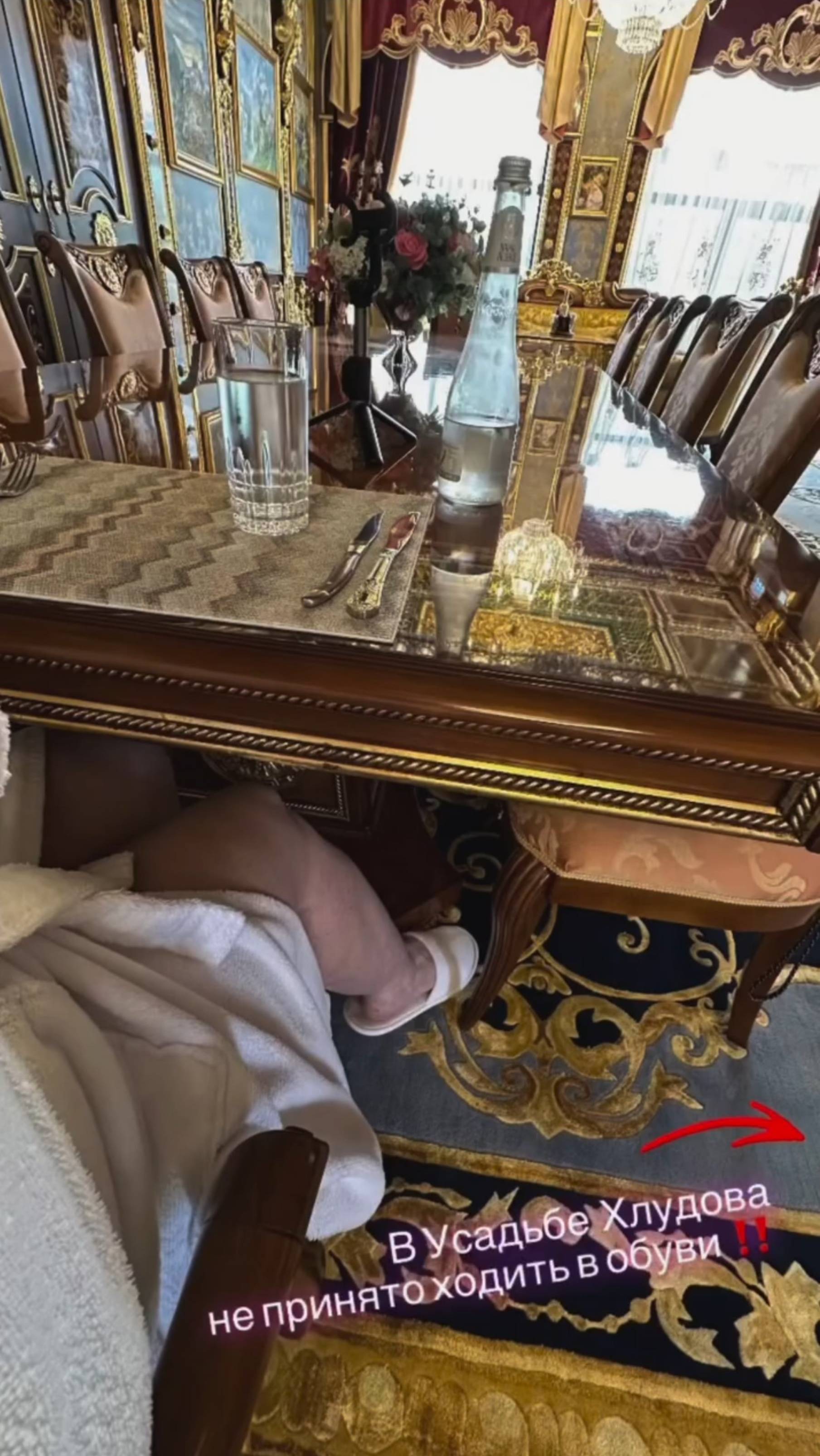 Почему в этом отеле нельзя ходить в обуви! Персонал и гости разуваются сразу на входе!