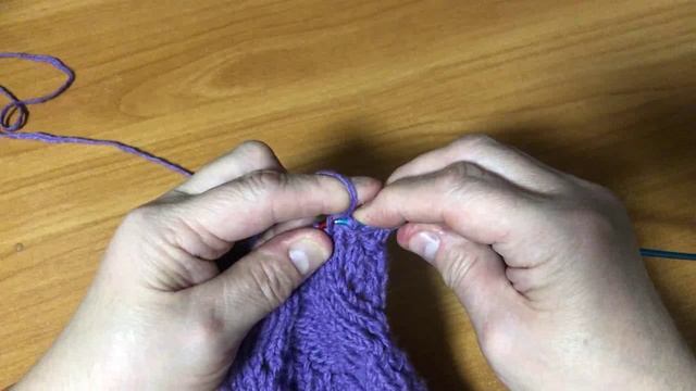 Сегодня свяжем крупный и слегка ажурный узор спицами