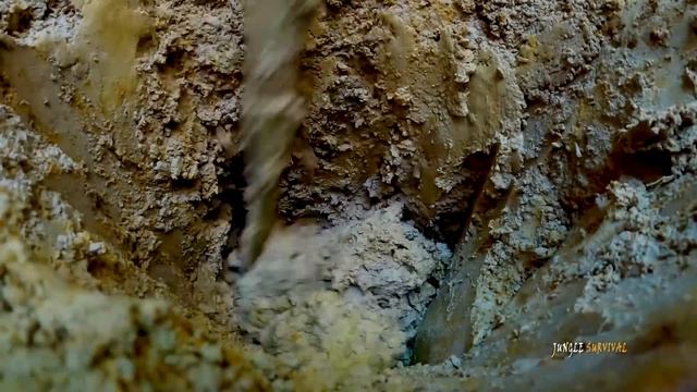 Построили подземныи дом из дерьма и палок