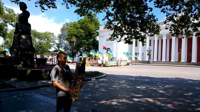 Одесса, июнь 2016, уличные музыканты, модный трубач 2