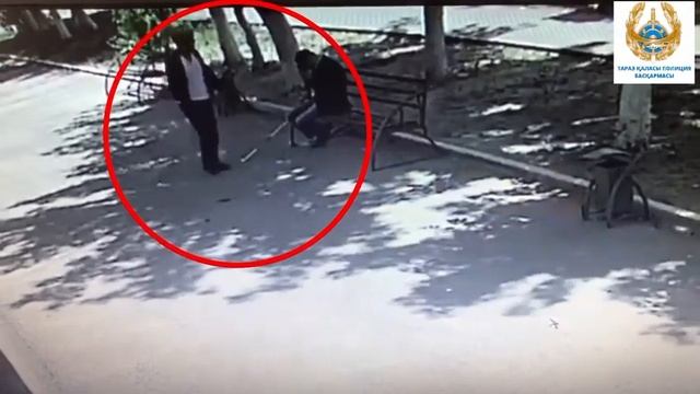 Ограбление слепого мужчины попало на видео в Таразе