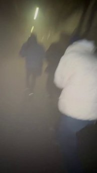 Кадры эвакуации из полыхающего здания Электрозавода. Кругом всё в дыму.