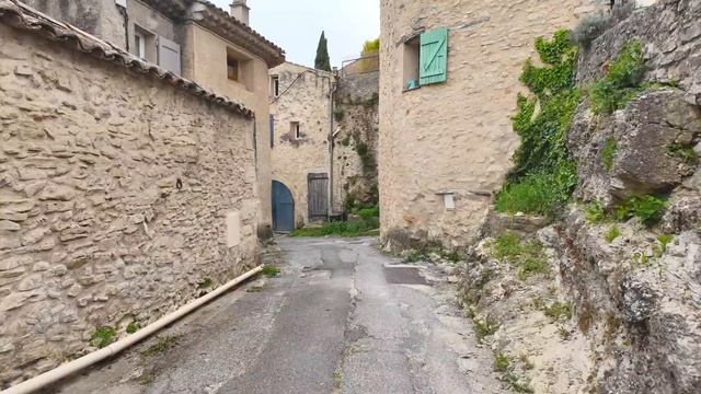 南フランス田舎町・ドファンとラ・バスティード・デ・ジュルダン/ たくさんの猫がいる村  /花の美しい村 / 藤の花 / 春の南仏 / Dauphin & La bastide des Jourdan