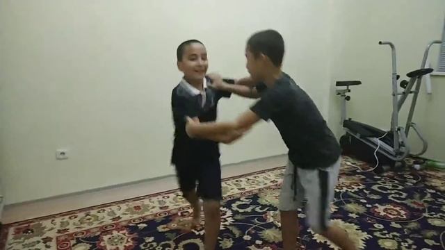 Дети деруца как дети😂😂😂😂😂😂😂😂😂😂 смешно очень им 10 лет.