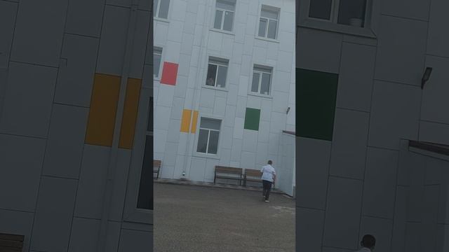 Обыкновенный школьный день, кидаем попыт из окна.