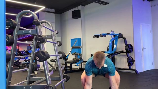 Підйоми на біцепс прямим (пронованим) хватом і стандартні помилки на цій вправі.
