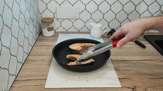 жареная форель в сливках со шпинатом и томатами черри.