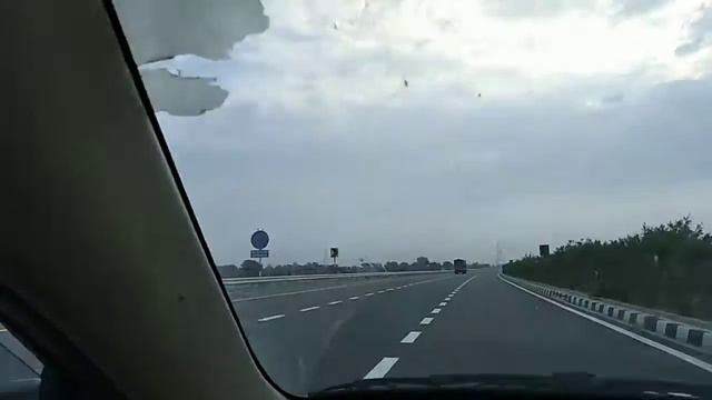 TOYOTA ETIOS AT THE SPEED OF 140 KM/HR ON LUCKNOW AGRA EXPRESSWAY