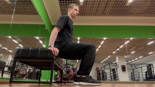 Смещения сидя на лавке с опорой стопой на полу (увеличивая амплитуду с 80-90° - до 90-100°)