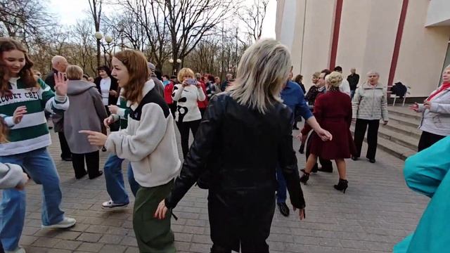 30.03.24г..."Ах,Ночь"... гр.Курнуц...звучит на танцполе в Гомельском парке...