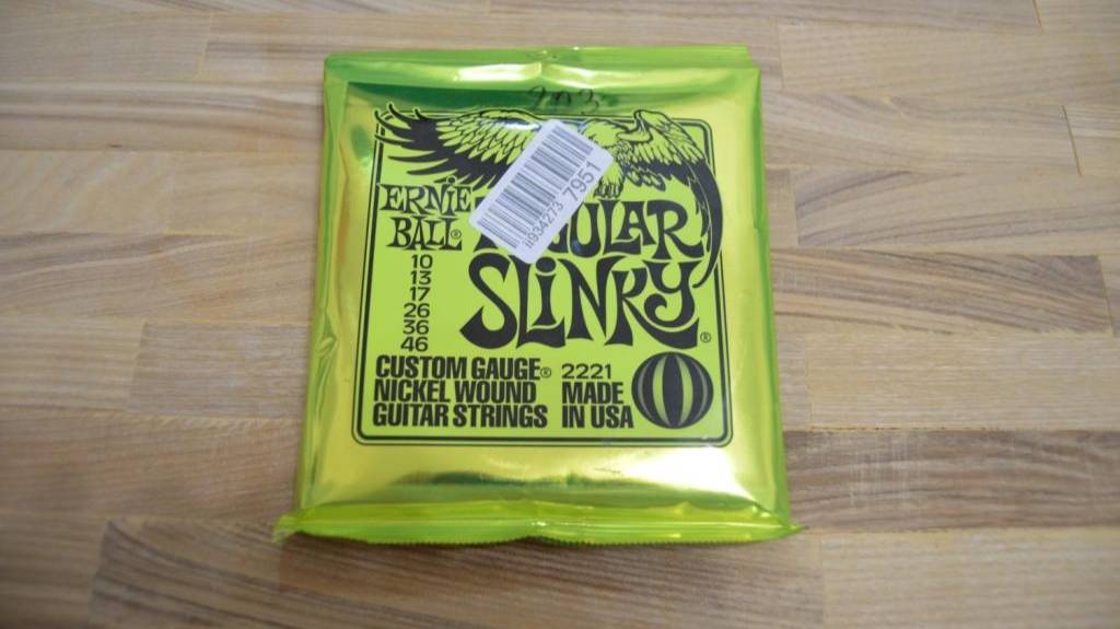 Струны Ernie Ball 2221 10-46 Regular Slinky на Epiphone Les Paul 100