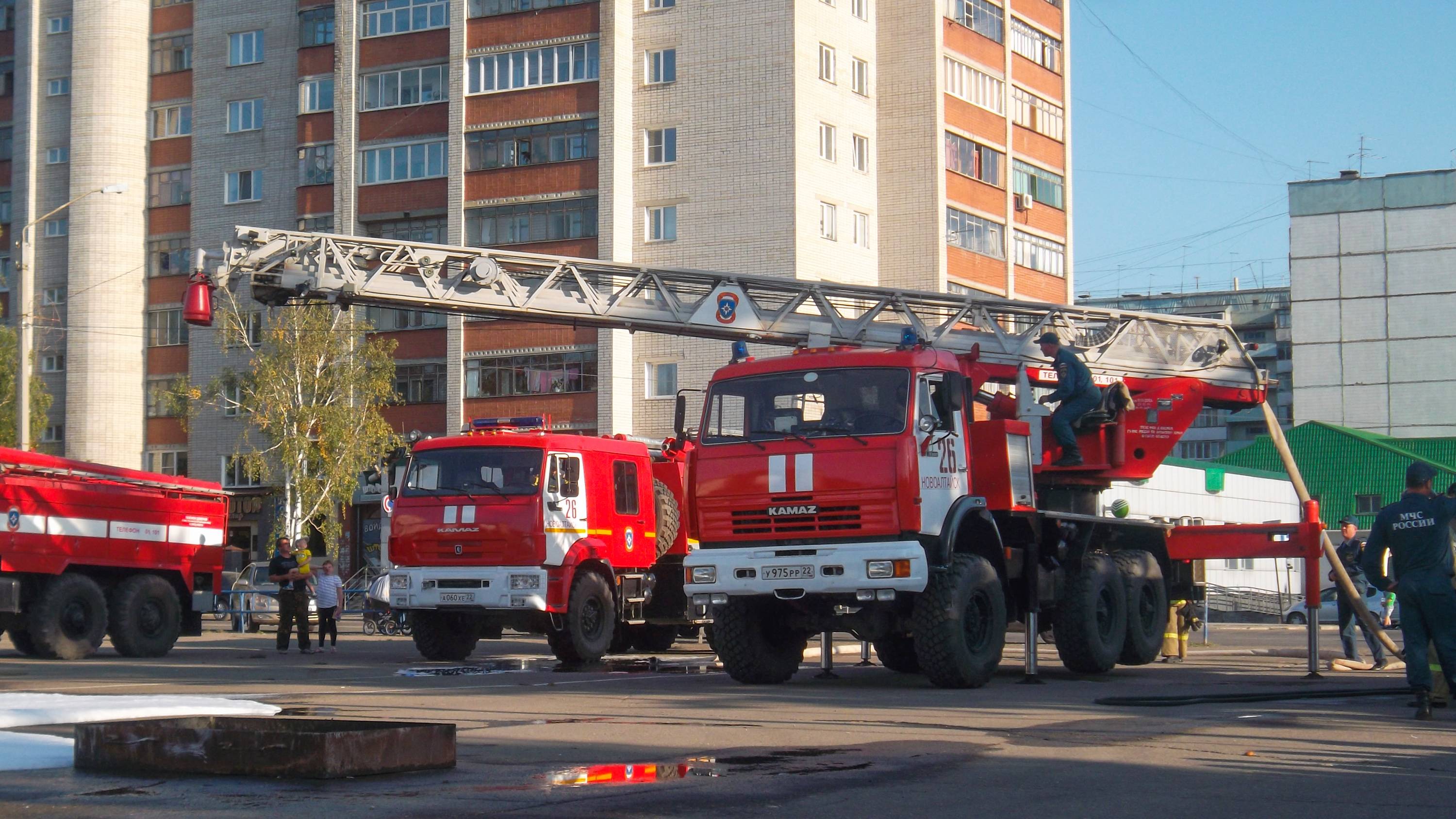 Пожарная автолестница АЛ-30 (ПМ-512) на шасси КамАЗ-43118R (У 975 РР 22)+пожарный салют.