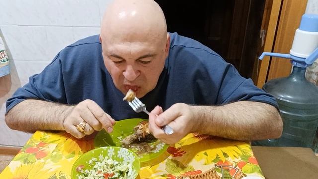 Мукбанг. Борщ, сазан жареный, ткемали и салат. Вспоминаю добрых чеченцев.
