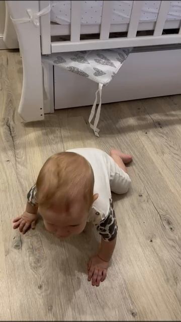 Малыш Андрюша ползает учиться ходить