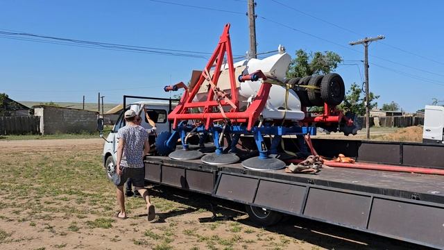 Приехали! Пока чай пил с хозяином, посевную машину разгрузили и перевели в рабочее состояние...