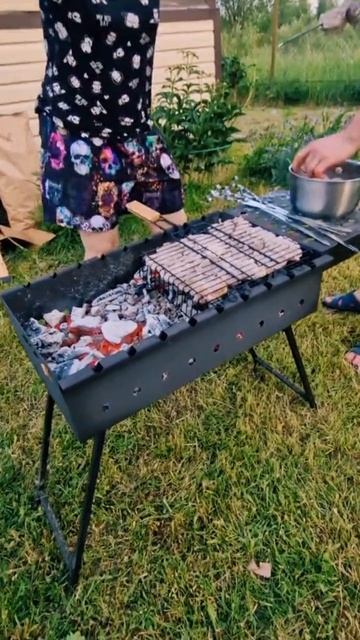 Жарим шашлык на даче 🥩