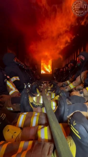 👨🚒🔥 То чувство, когда работа в прямом смысле через «огонь и воду» 

#пожарные #спасатели