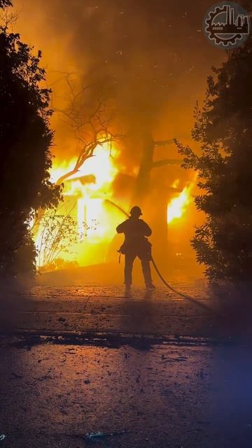 👨🚒🔥 Герой в действии: Пожарный, который спасает дом от огня!

#видеодня