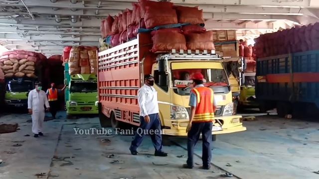 Truk Sulawesi bermuatan sayuran super tinggi