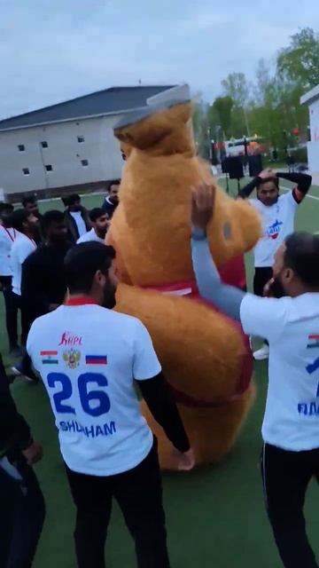 Мишка на турнире по крикету 🏏 #пермь #медведь #поздравление #тренды