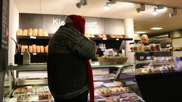 Nisse-Inge smaker på julebakst fra Kjøkkenskapet i Lillemarkens i Kristiansand