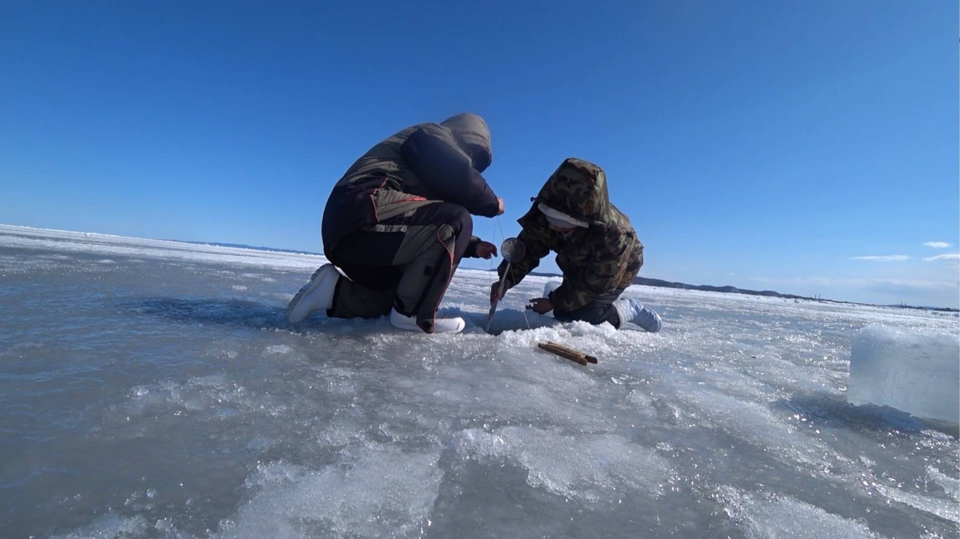 Очень интересная рыбалка, ловить краба из подо льда.