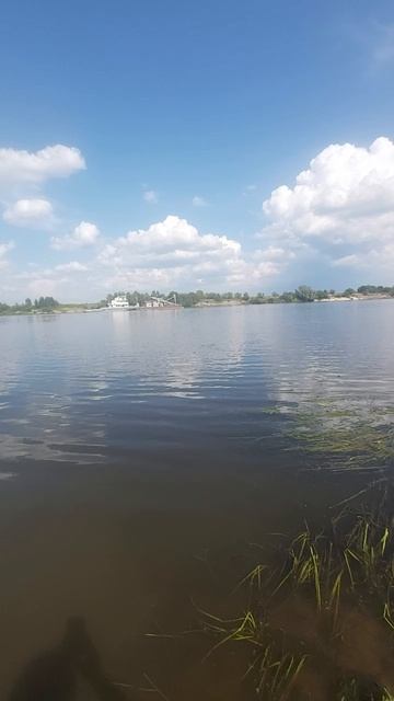 Караблик плывёт по реке