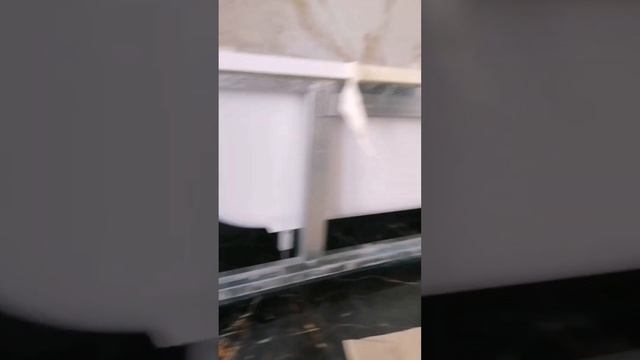 Парящий экран из керамогранита для ванны из литиевого мрамора.