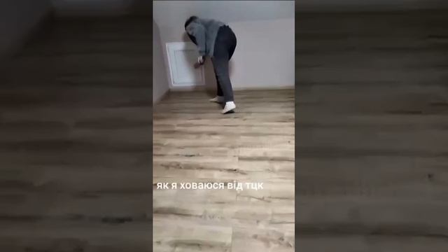 Типичный "патриот" Украины с трезубом на груди показывает как он прячется от ТЦКшников.