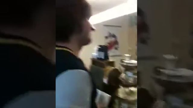 Солнышкин скупает товар в чайной лавке
