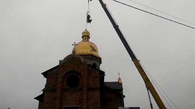 Встановлення Хреста на новозбудованім Храмі в смт Великі Бірки